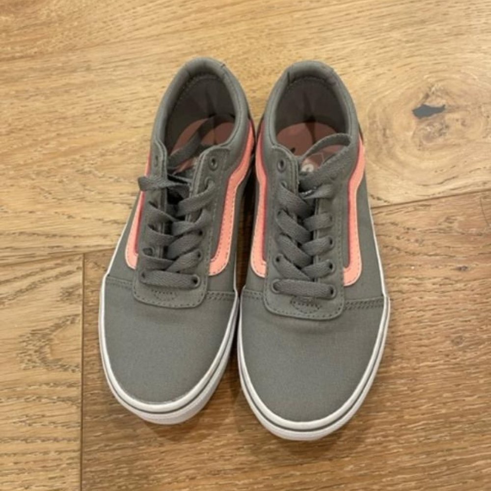 Kids Vans Ward Low Top Sneaker (US Missy 1.0) - never worn outside.